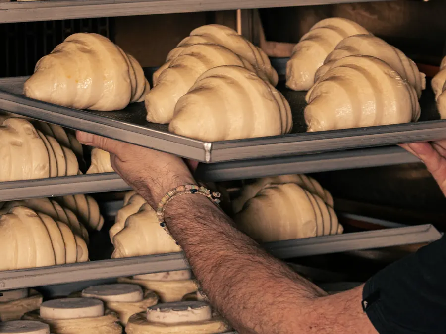 Tăvi de brutărie din aluminiu cu croissante pe rastel