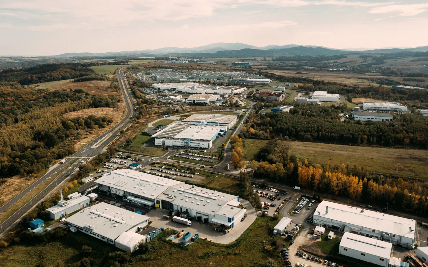 Parc industrial cu hale de producție, văzut de sus