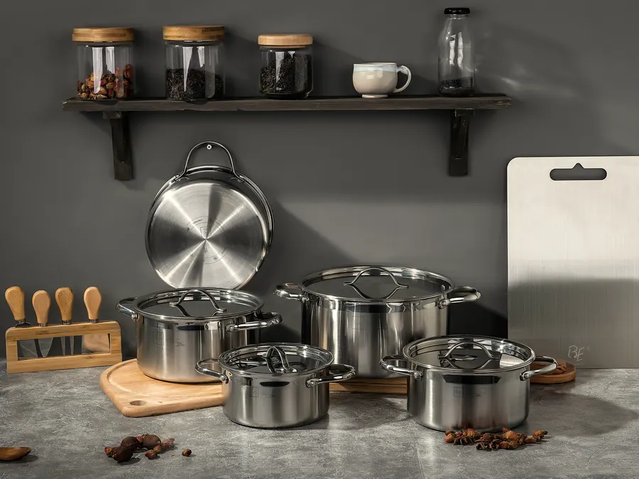 Set de oale din inox pe un blat de bucătărie