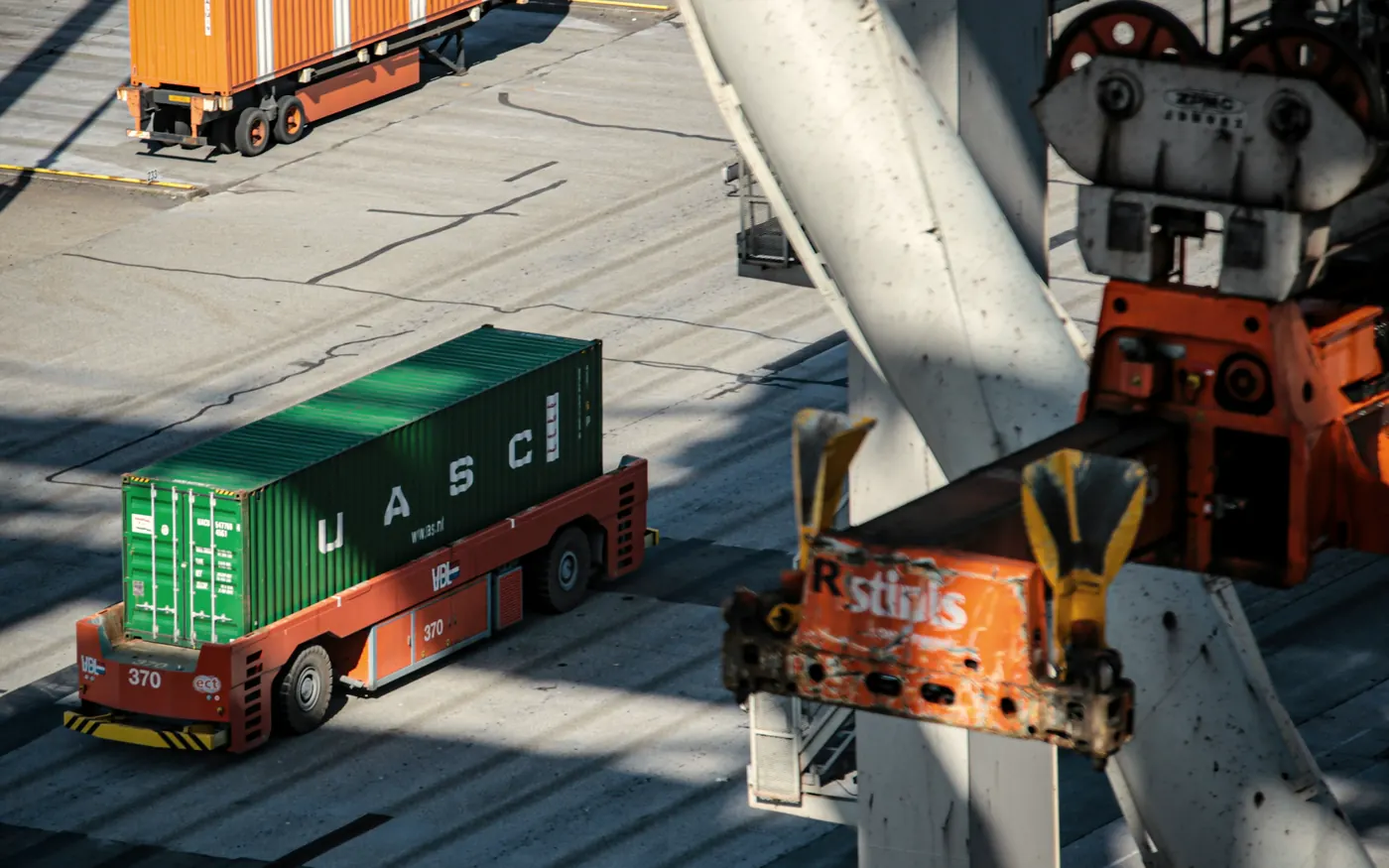 Containere transportate într-un terminal portuar, văzute de sus
