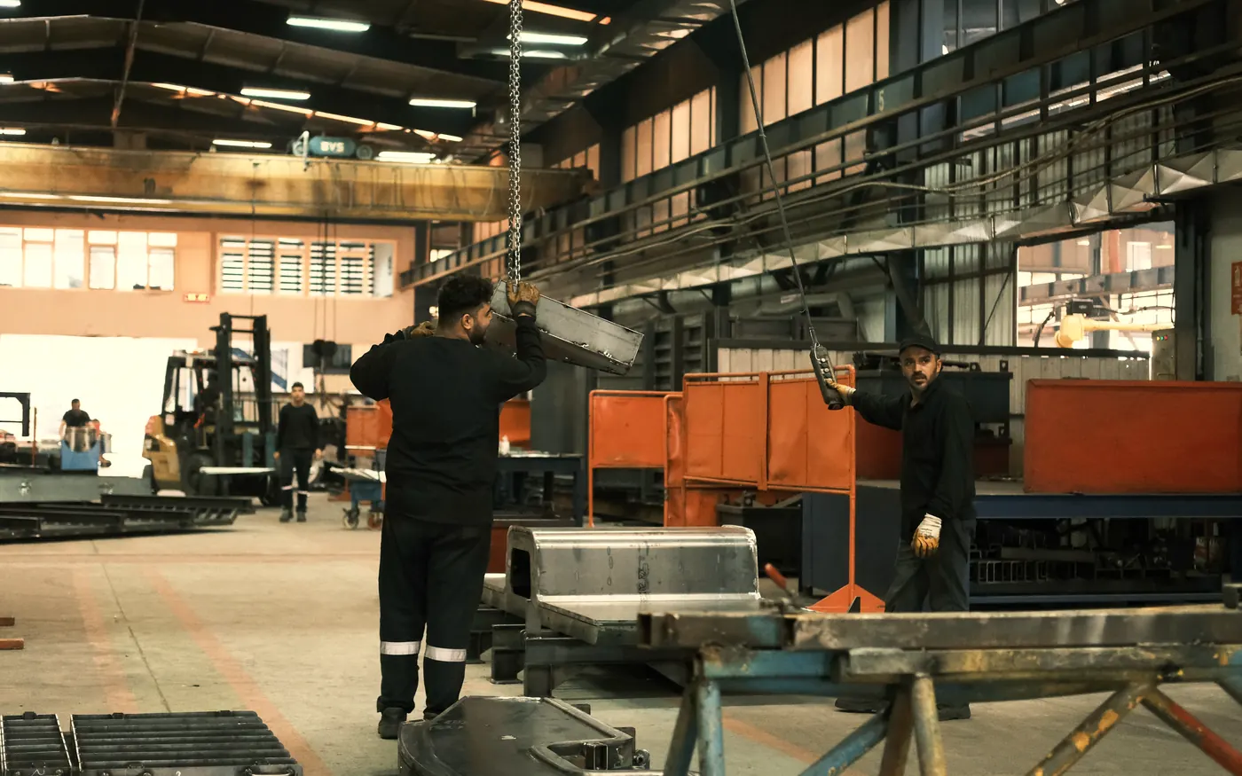 Atelier de producție cu utilaje și operatori la lucru